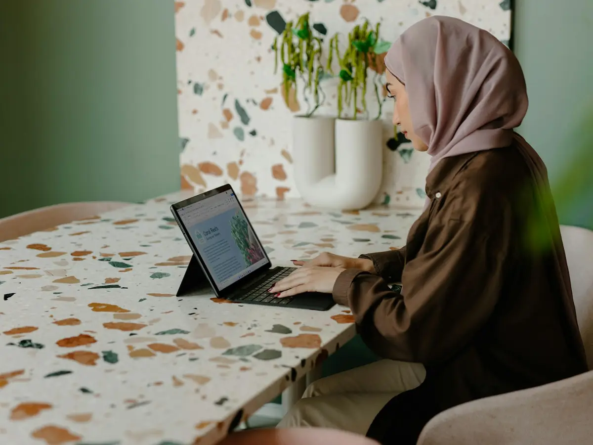 Peserta ujian belajar dengan laptop