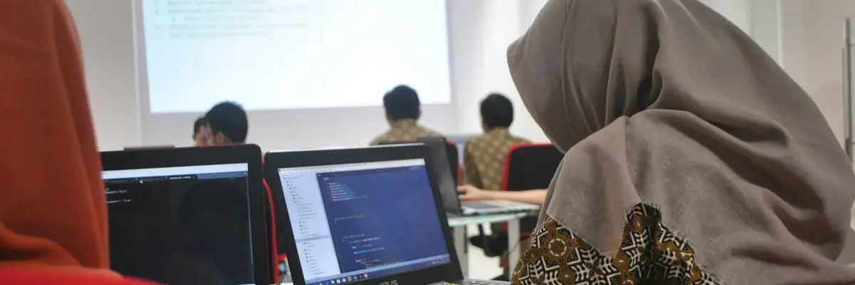 Peserta mengerjakan simulasi ujian di laptop